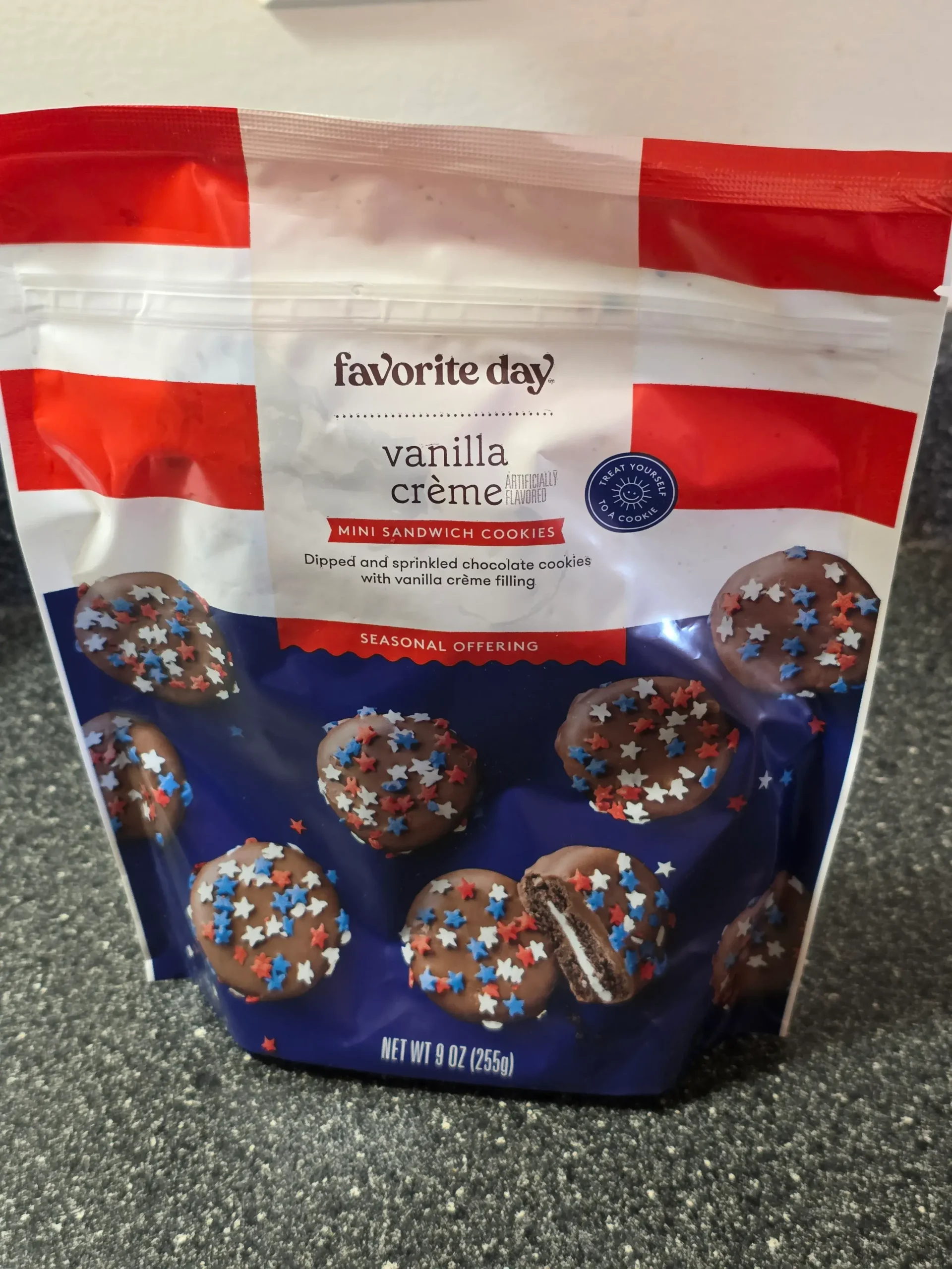 Target Favorite Day Milk Chocolate Mini Vanille Creme Sandwich Cookies.